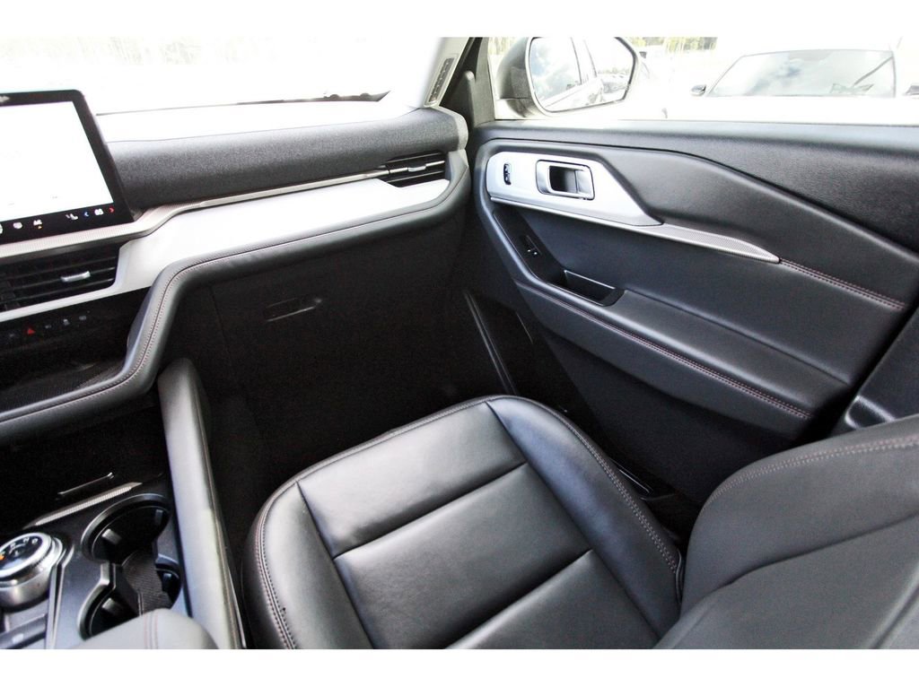 Used 2025 Ford Explorer Active w/ Active Comfort Package image 15