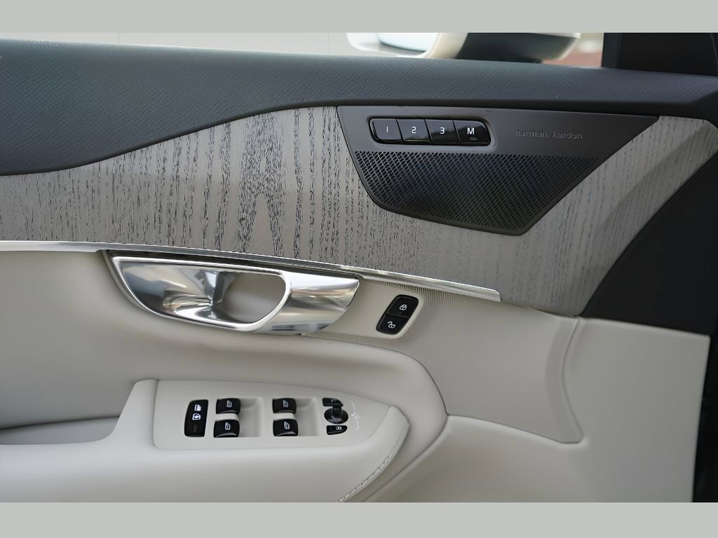 New 2025 Volvo XC90 T8 Plus w/ Protection Package Premier image 11