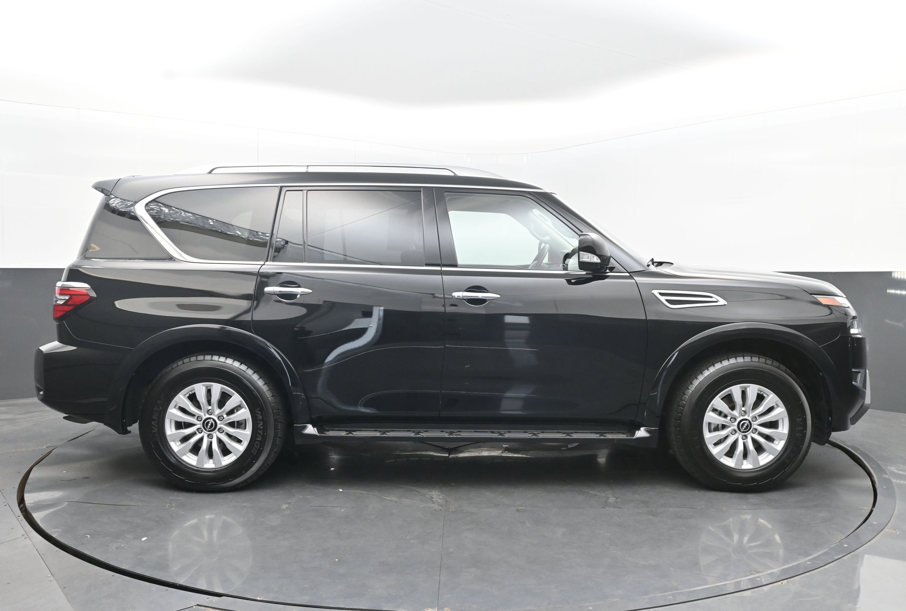 Used 2024 Nissan Armada SV image 8