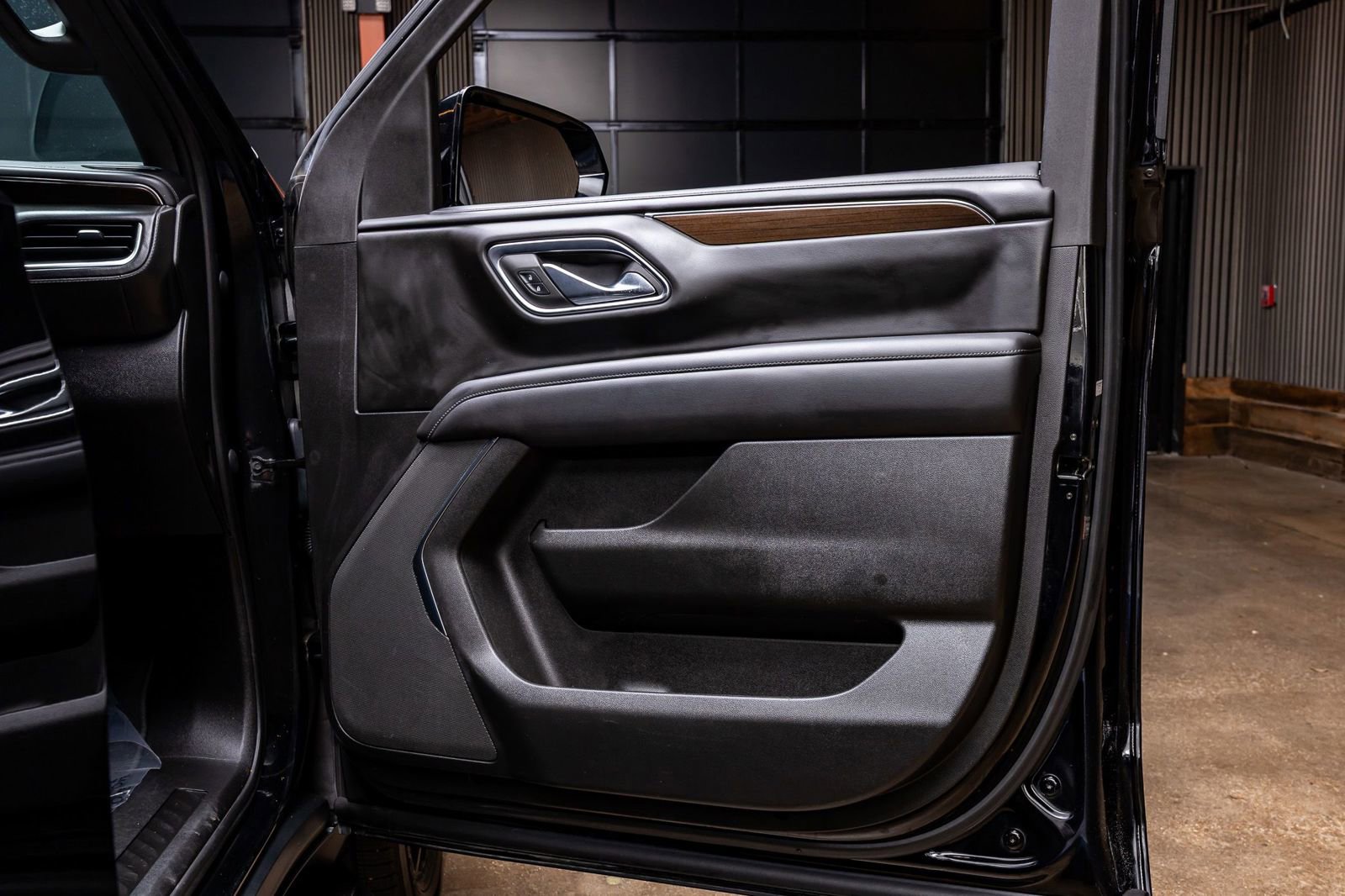 Used 2023 GMC Yukon SLE image 34