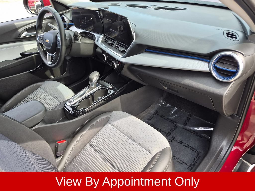 Used 2025 Chevrolet Trax LT w/ LT Convenience Package FWD image 30