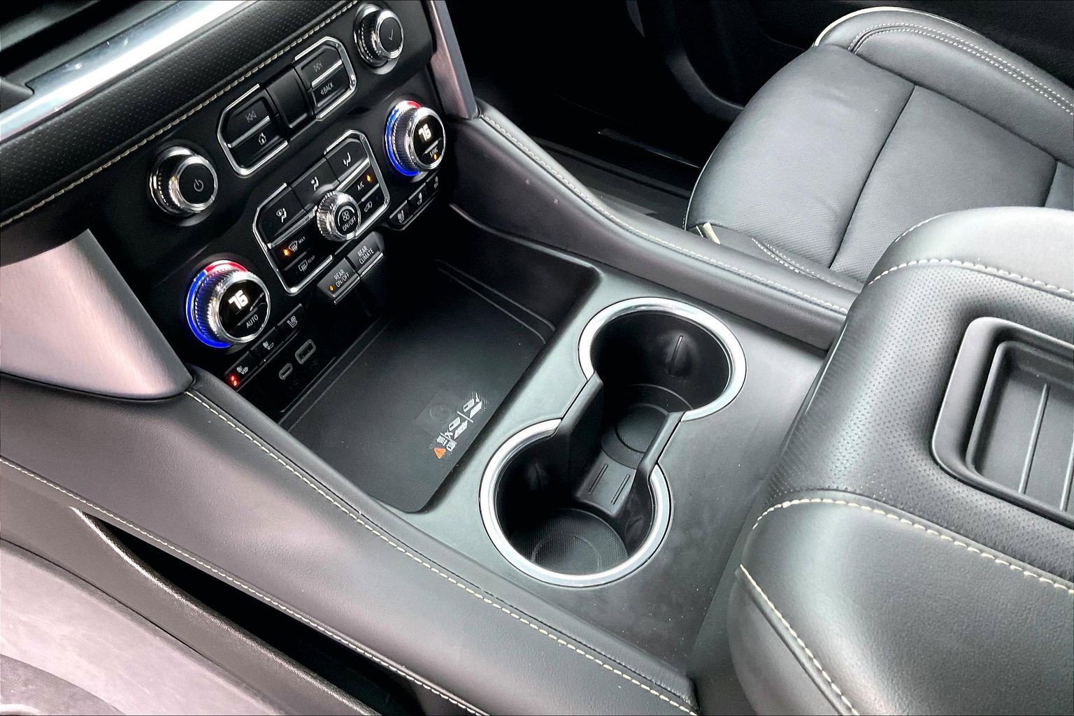 Used 2024 GMC Yukon SLT w/ SLT Luxury Package image 13