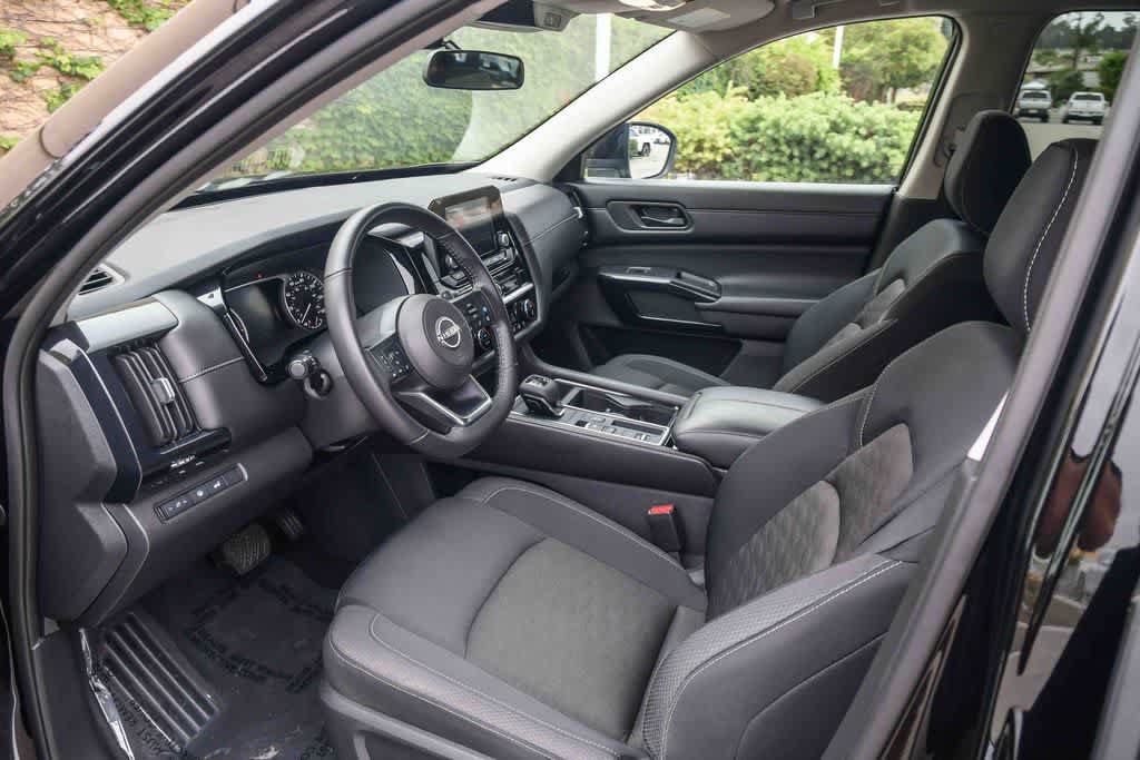 Used 2024 Nissan Pathfinder SV w/ SV Premium Package FWD image 17