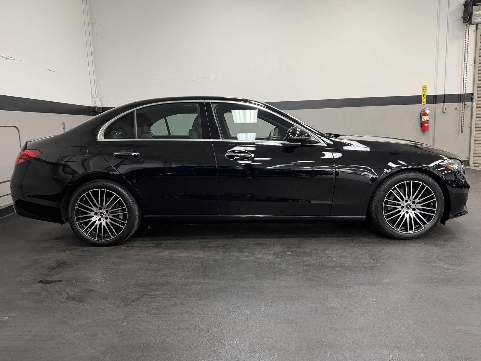 Used 2025 Mercedes-Benz C 300 4MATIC Sedan image 5