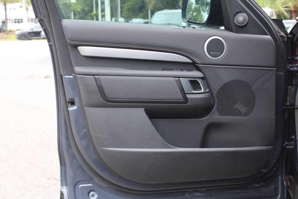 Certified 2025 Land Rover Discovery Dynamic SE AWD/4WD image 11