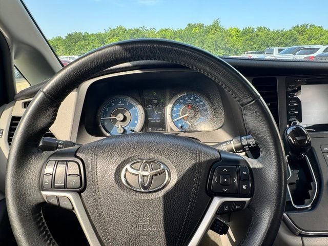 Used 2018 Toyota Sienna XLE Premium FWD image 13