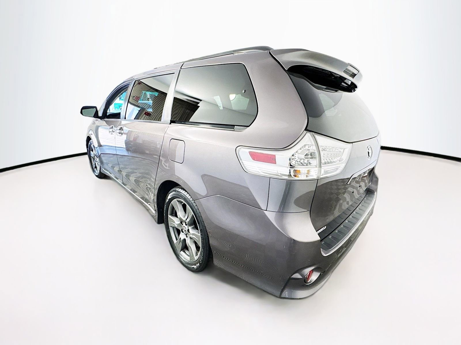 Used 2020 Toyota Sienna SE w/ SE Preferred Package FWD image 5