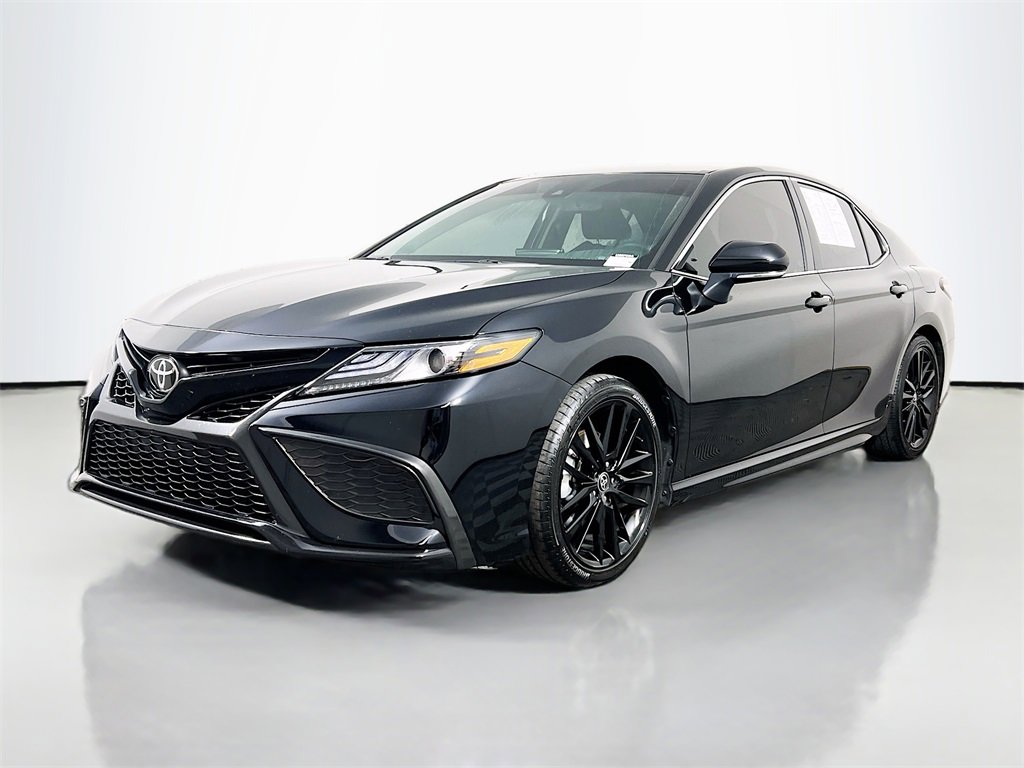 Used 2021 Toyota Camry XSE image 3