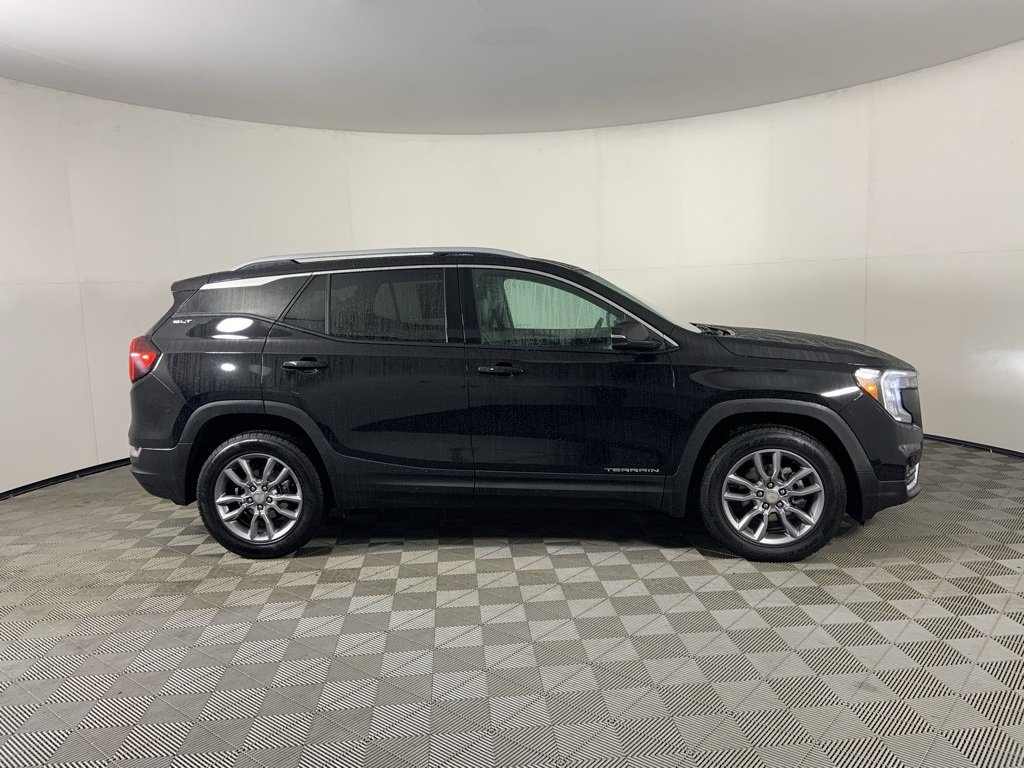 Used 2022 GMC Terrain SLT image 2