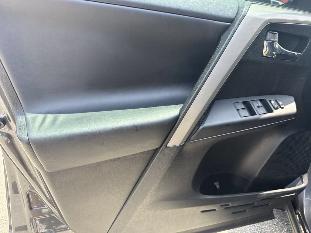 Used 2017 Toyota RAV4 XLE FWD image 10