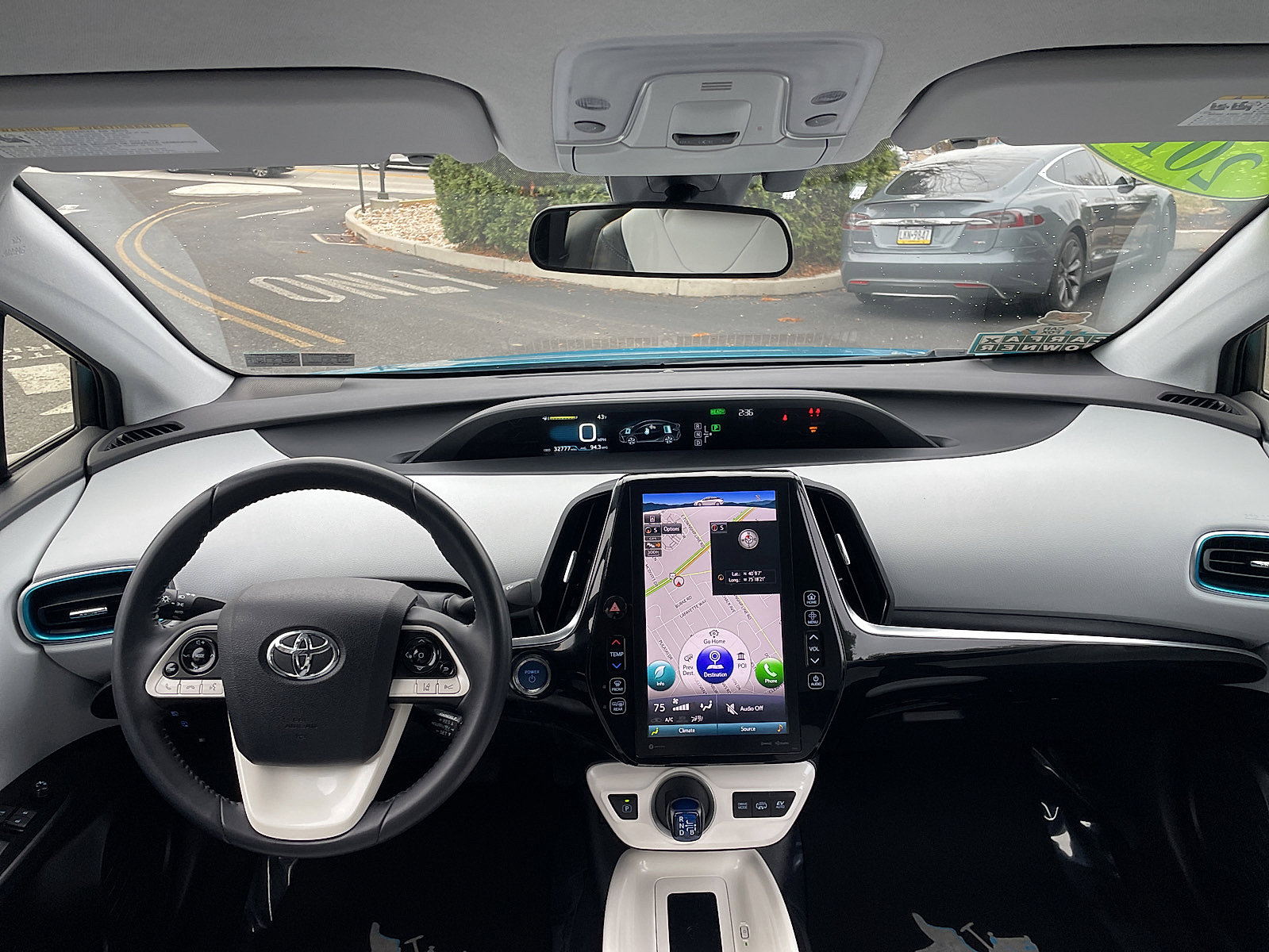 Used 2017 Toyota Prius Prime Premium image 38