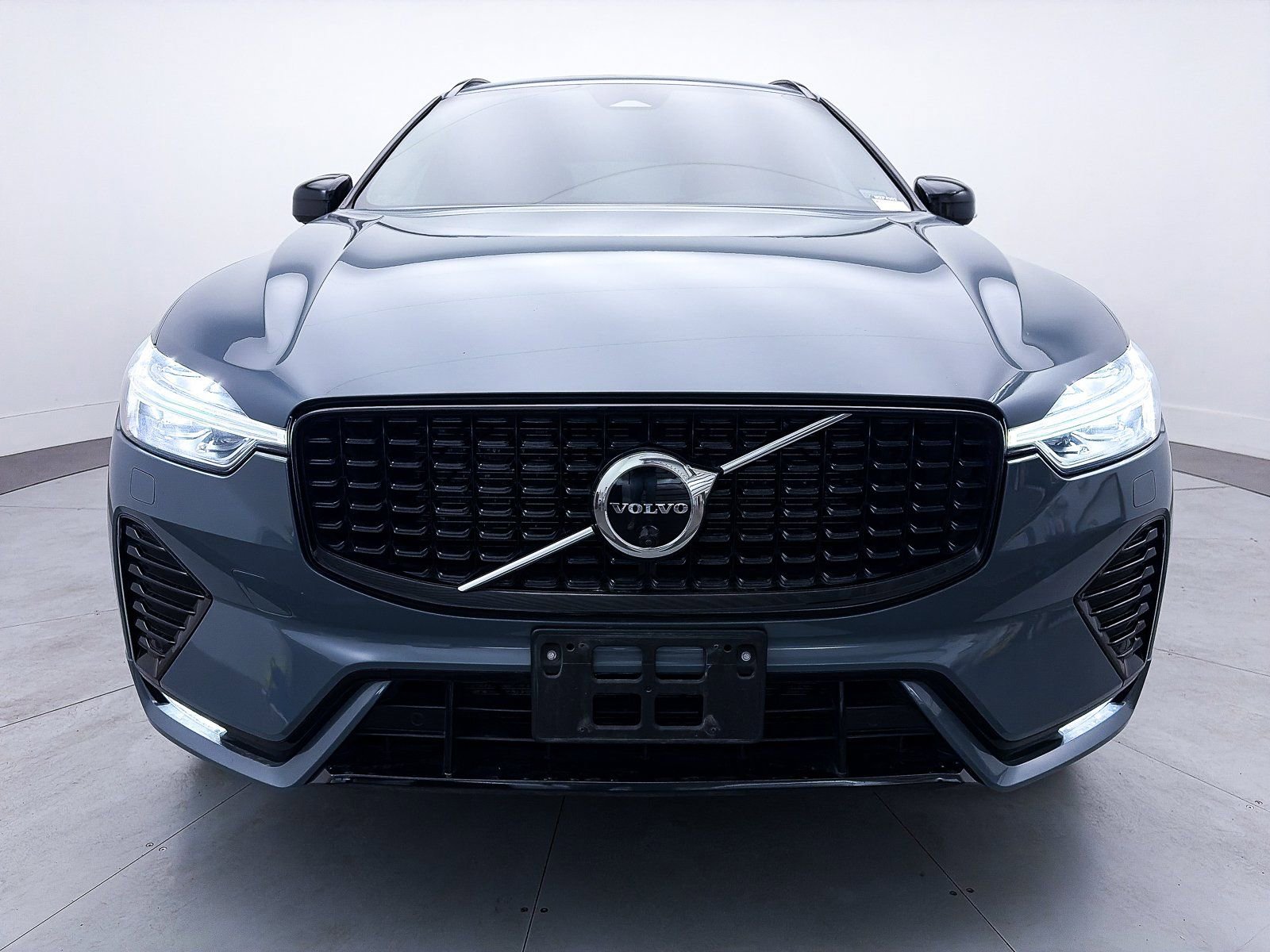 Used 2023 Volvo XC60 B6 Ultimate w/ Protection Package Premier image 14