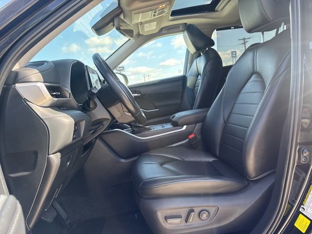 Used 2024 Toyota Highlander XLE FWD image 2