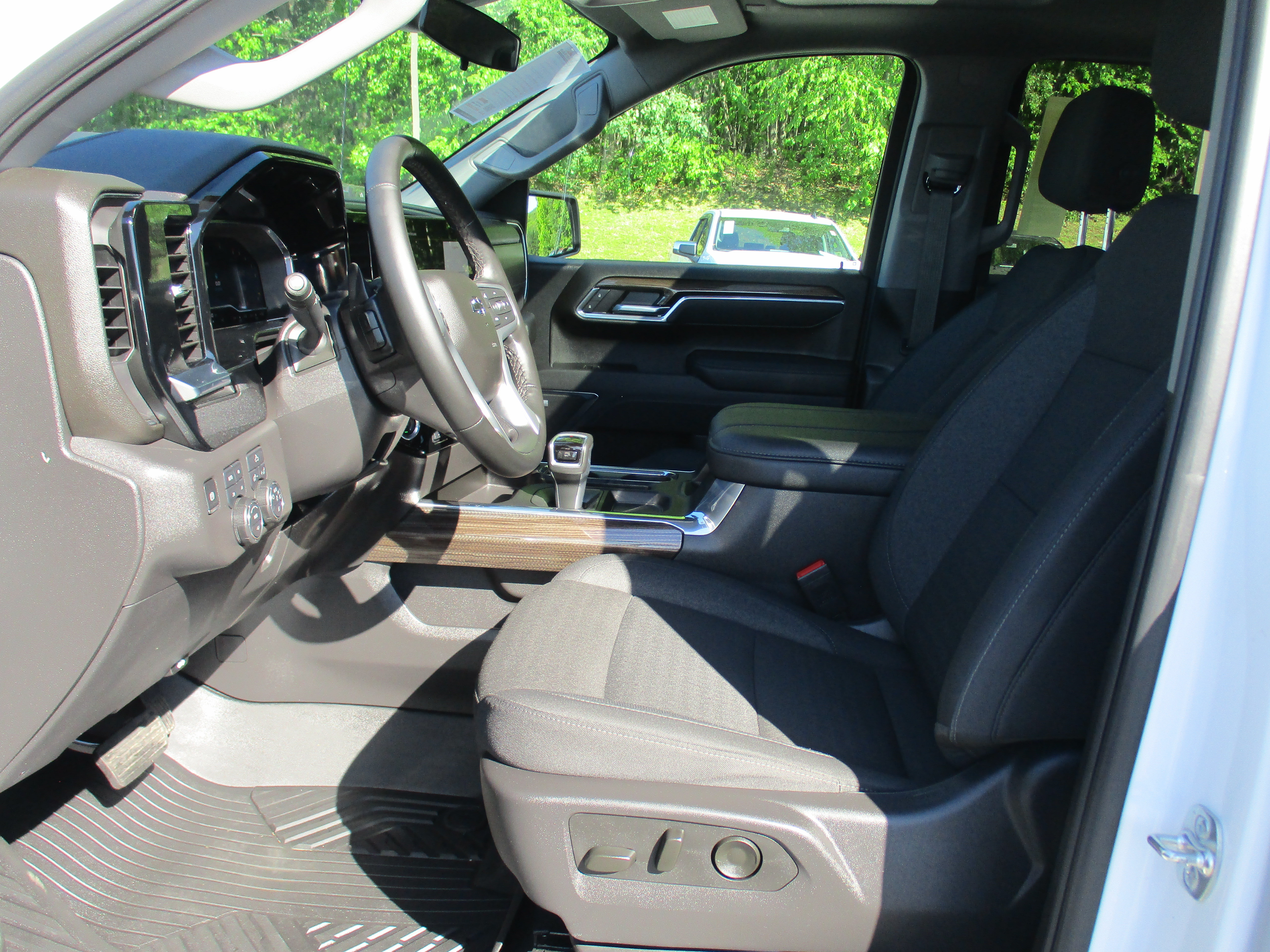 Used 2025 Chevrolet Silverado 1500 LT Trail Boss w/ Convenience Package II AWD/4WD image 11