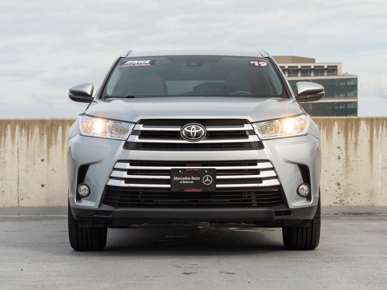 Used 2019 Toyota Highlander XLE FWD image 2