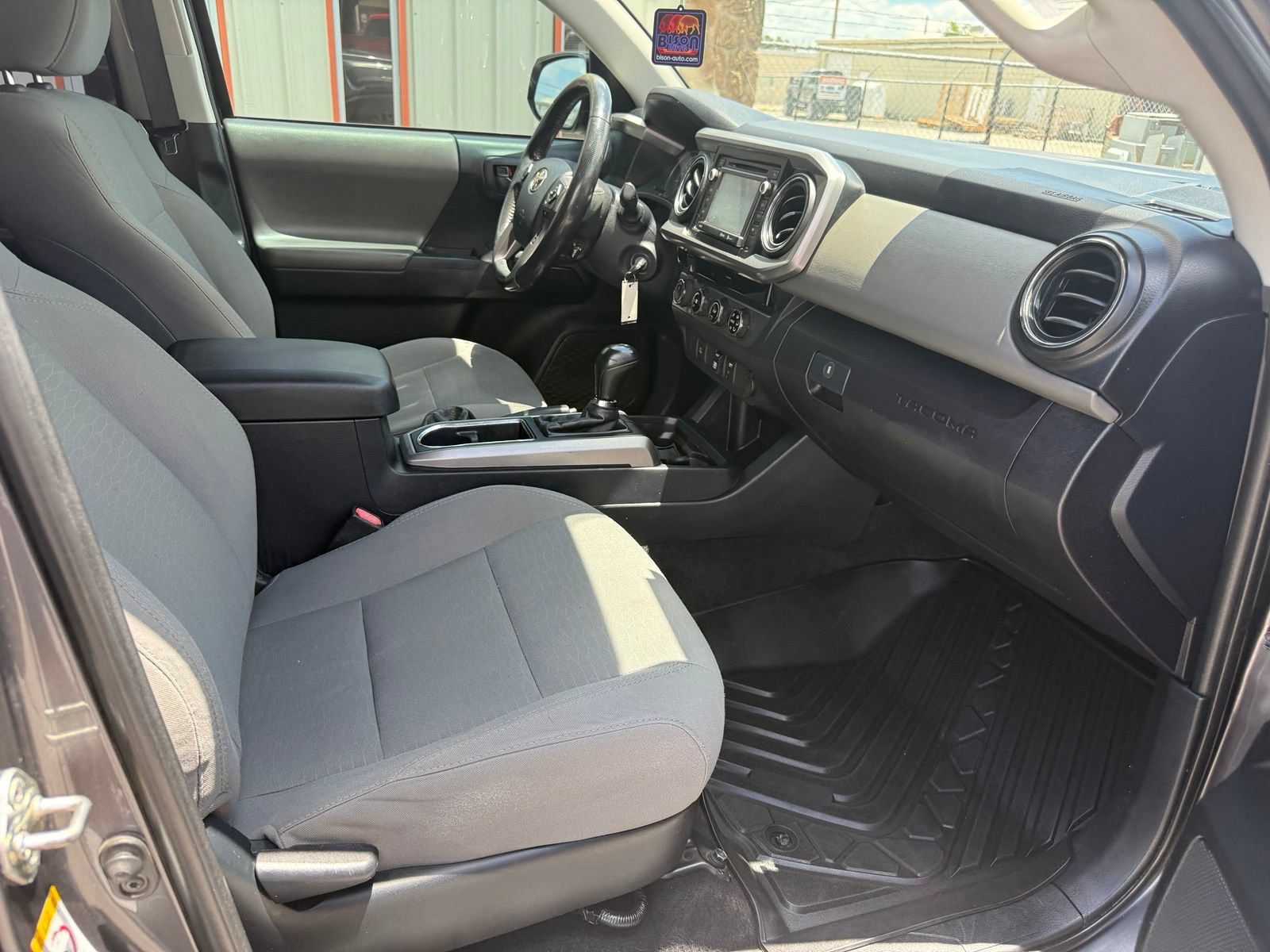 Used 2018 Toyota Tacoma SR5 AWD/4WD image 15