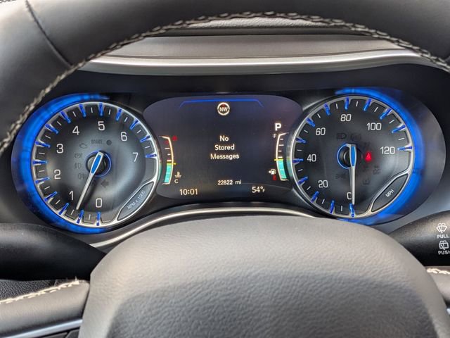 Used 2025 Chrysler Pacifica Select image 32