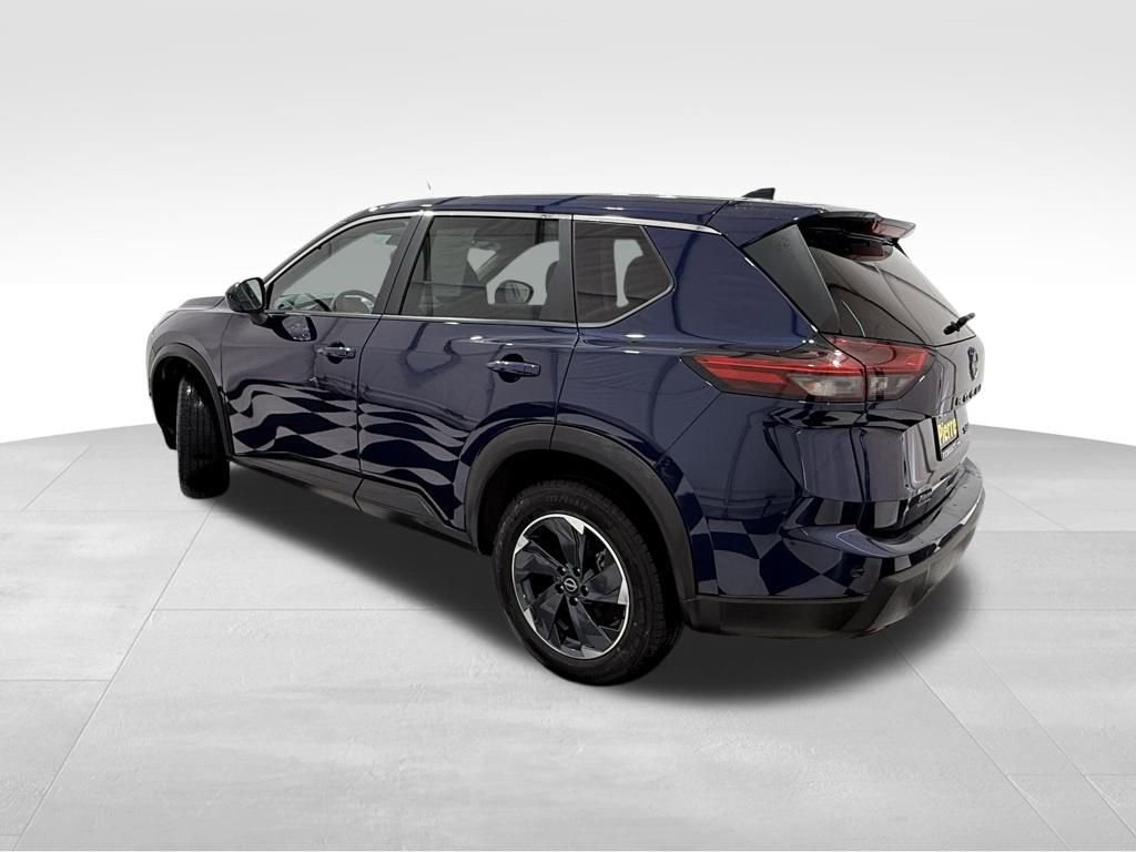 Used 2024 Nissan Rogue SV image 2