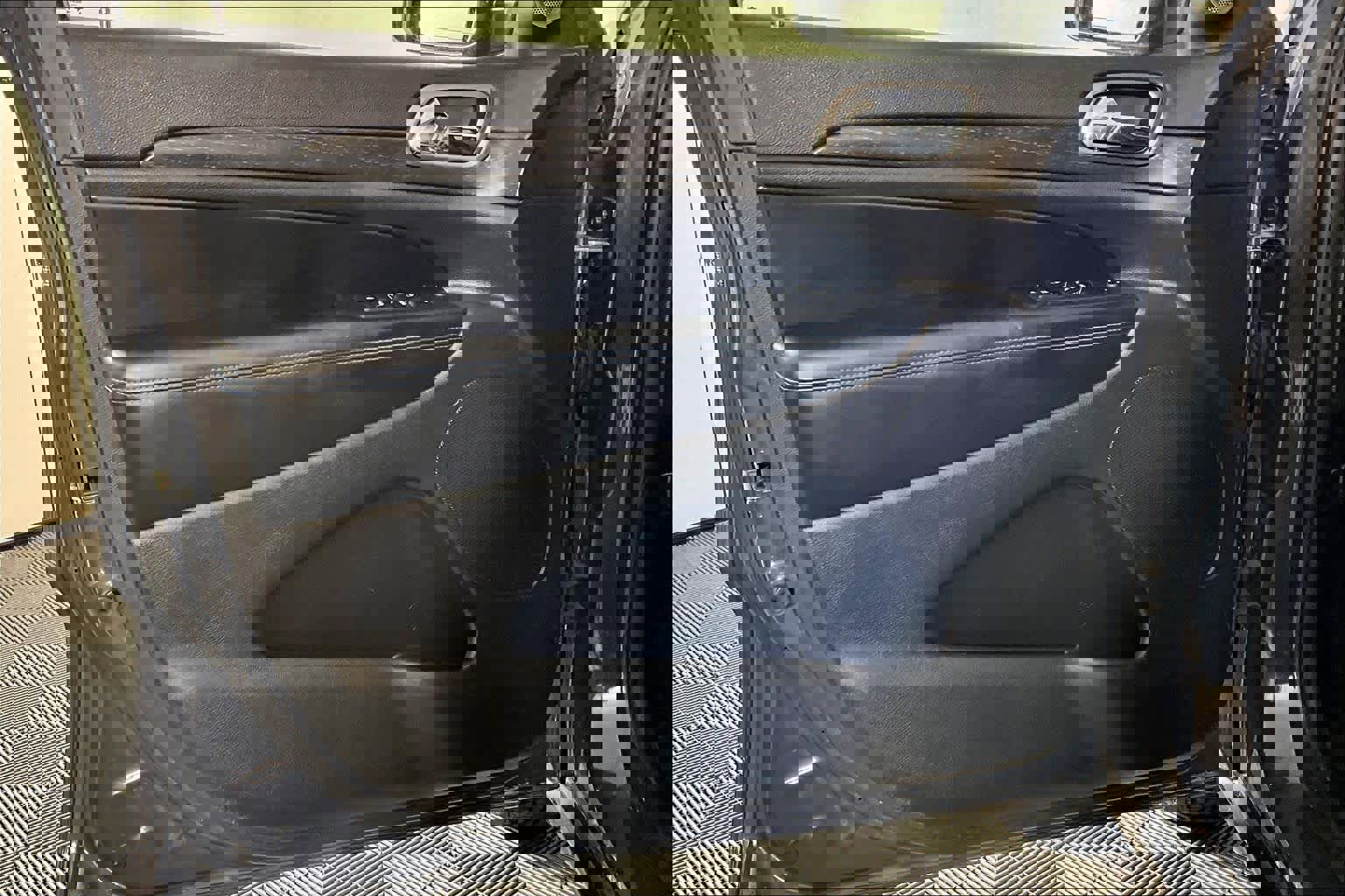 Used 2018 Jeep Grand Cherokee Laredo image 21