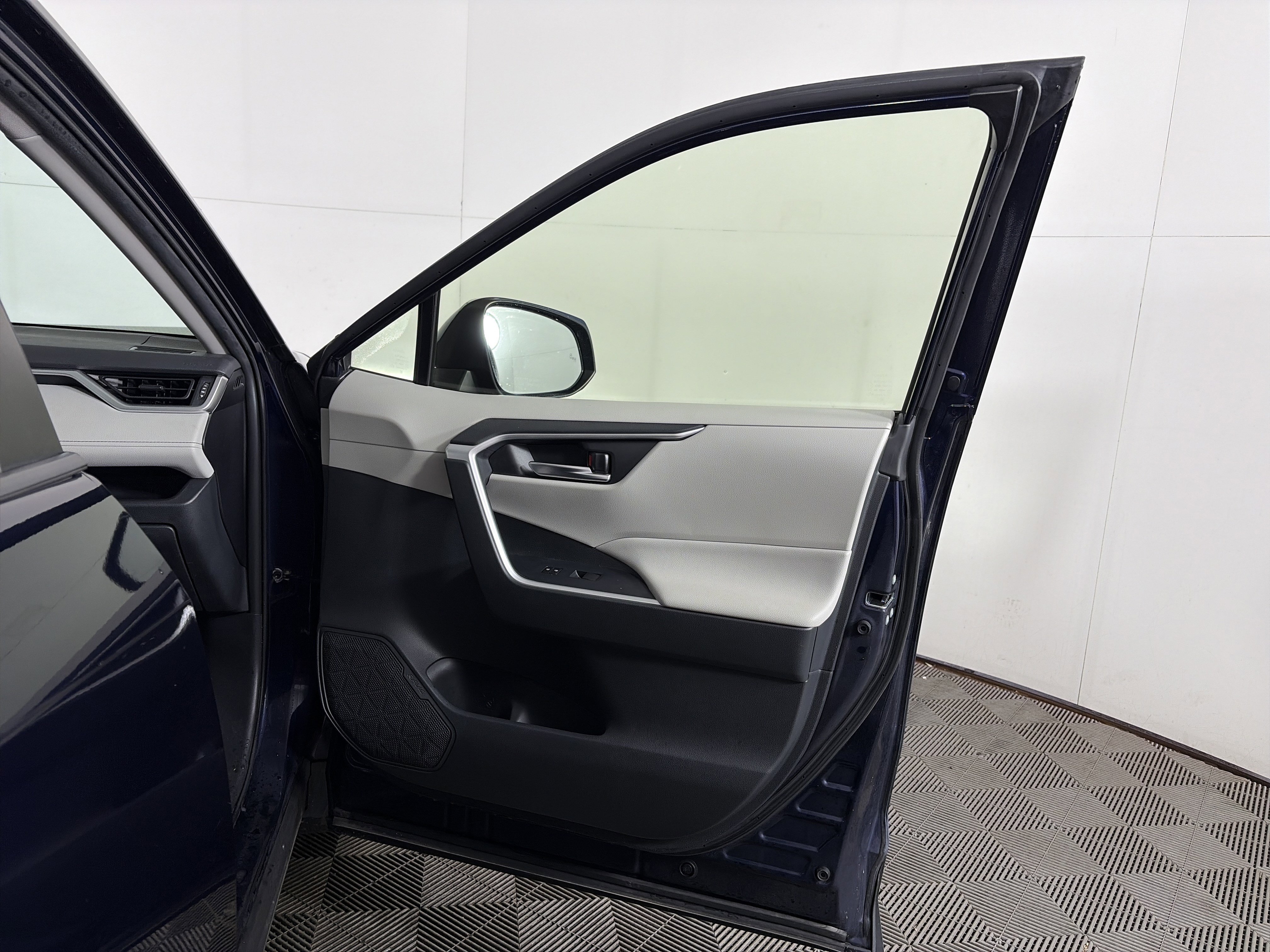 Used 2020 Toyota RAV4 XLE image 43