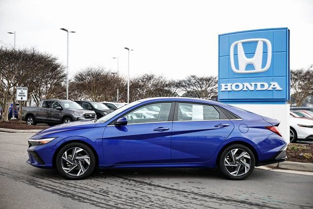 Used 2025 Hyundai Elantra SEL image 4