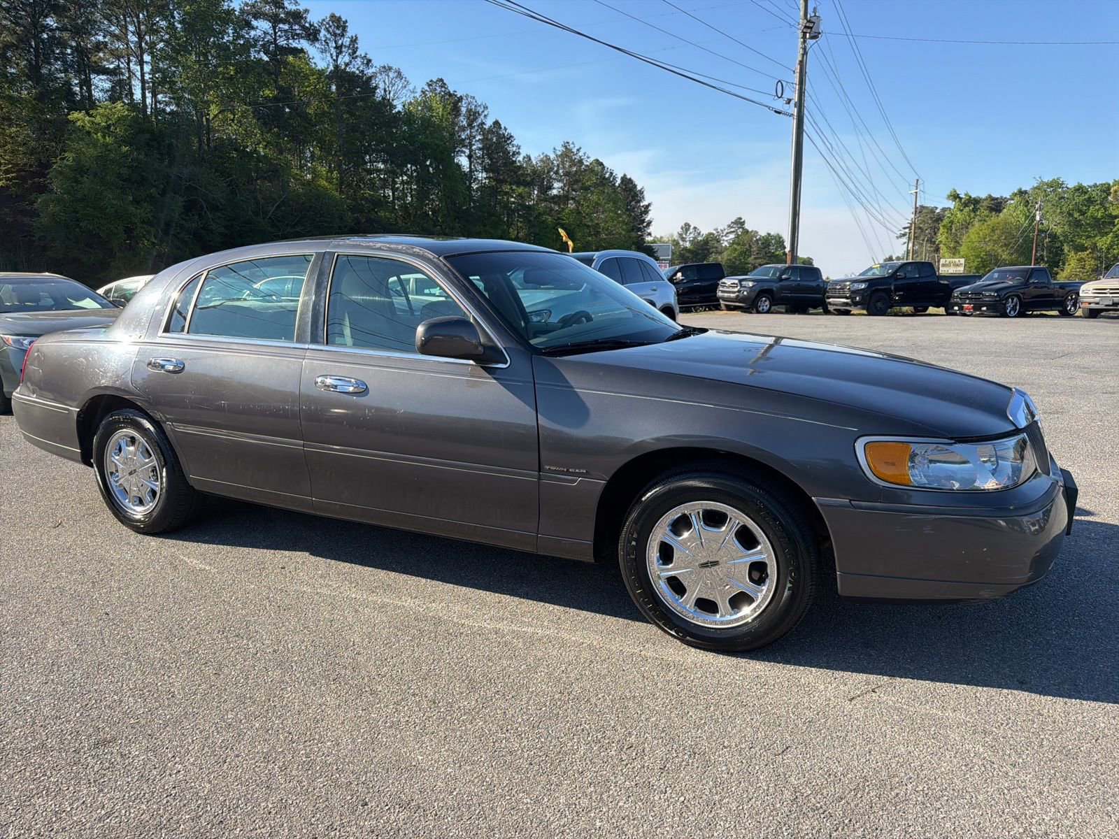Used 1998 Lincoln Town Car Signature RWD image 3