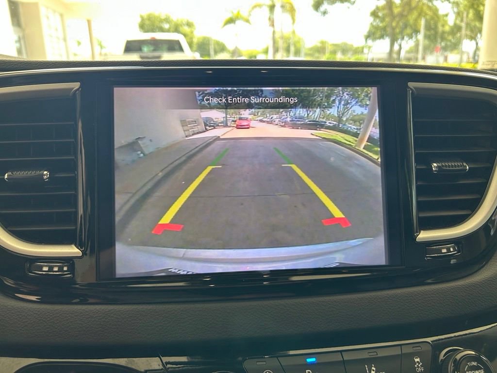 Used 2024 Chrysler Pacifica Touring-L FWD image 10
