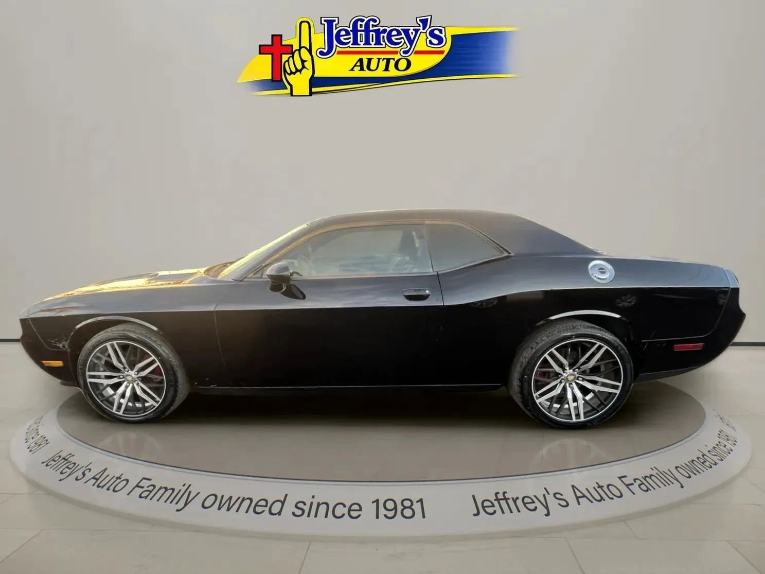 Used 2013 Dodge Challenger SXT RWD image 3