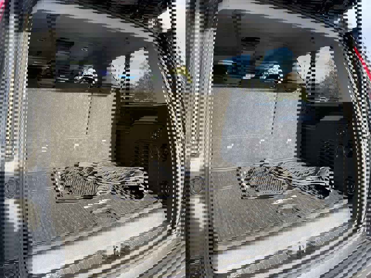 Used 2018 Cadillac Escalade ESV Luxury image 17