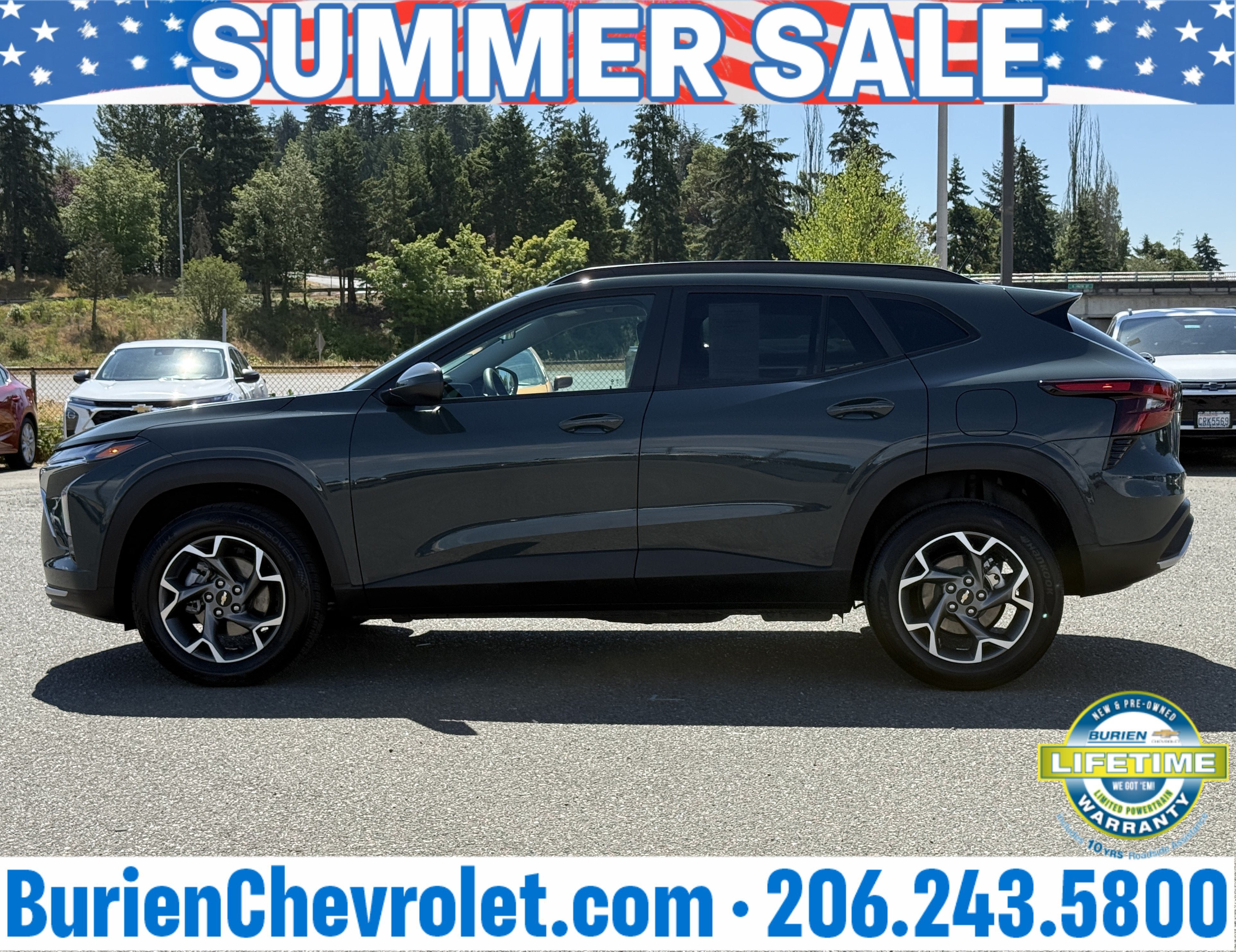 Used 2025 Chevrolet Trax LT FWD image 2