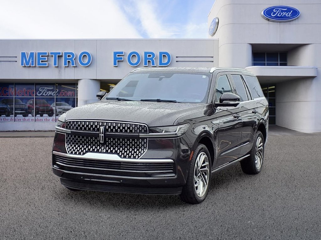 Used 2025 Lincoln Navigator Reserve AWD/4WD image 7