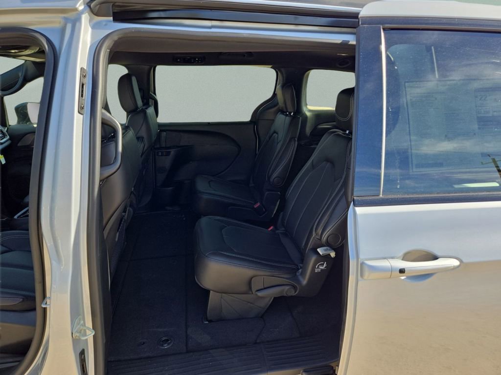 New 2026 Chrysler Pacifica Select w/ S Appearance Package FWD image 16