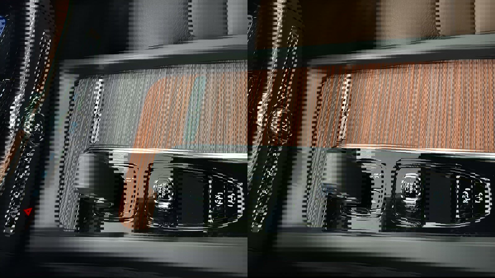 Used 2024 Volvo XC60 T8 Plus w/ Climate Package AWD/4WD image 19