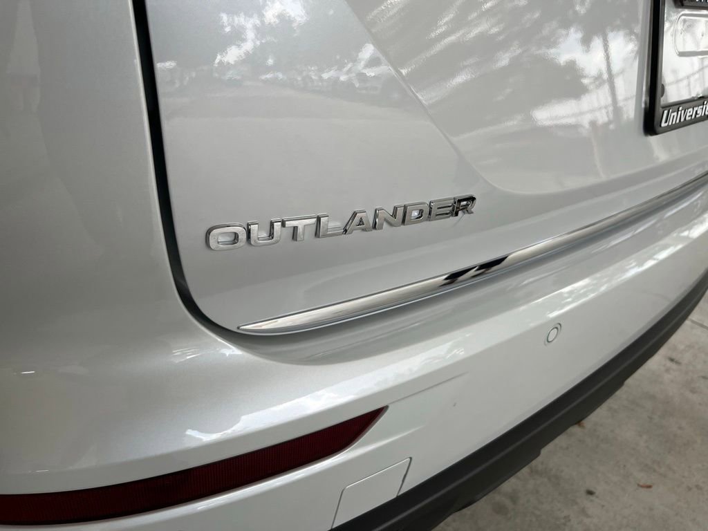 Used 2024 Mitsubishi Outlander ES image 16