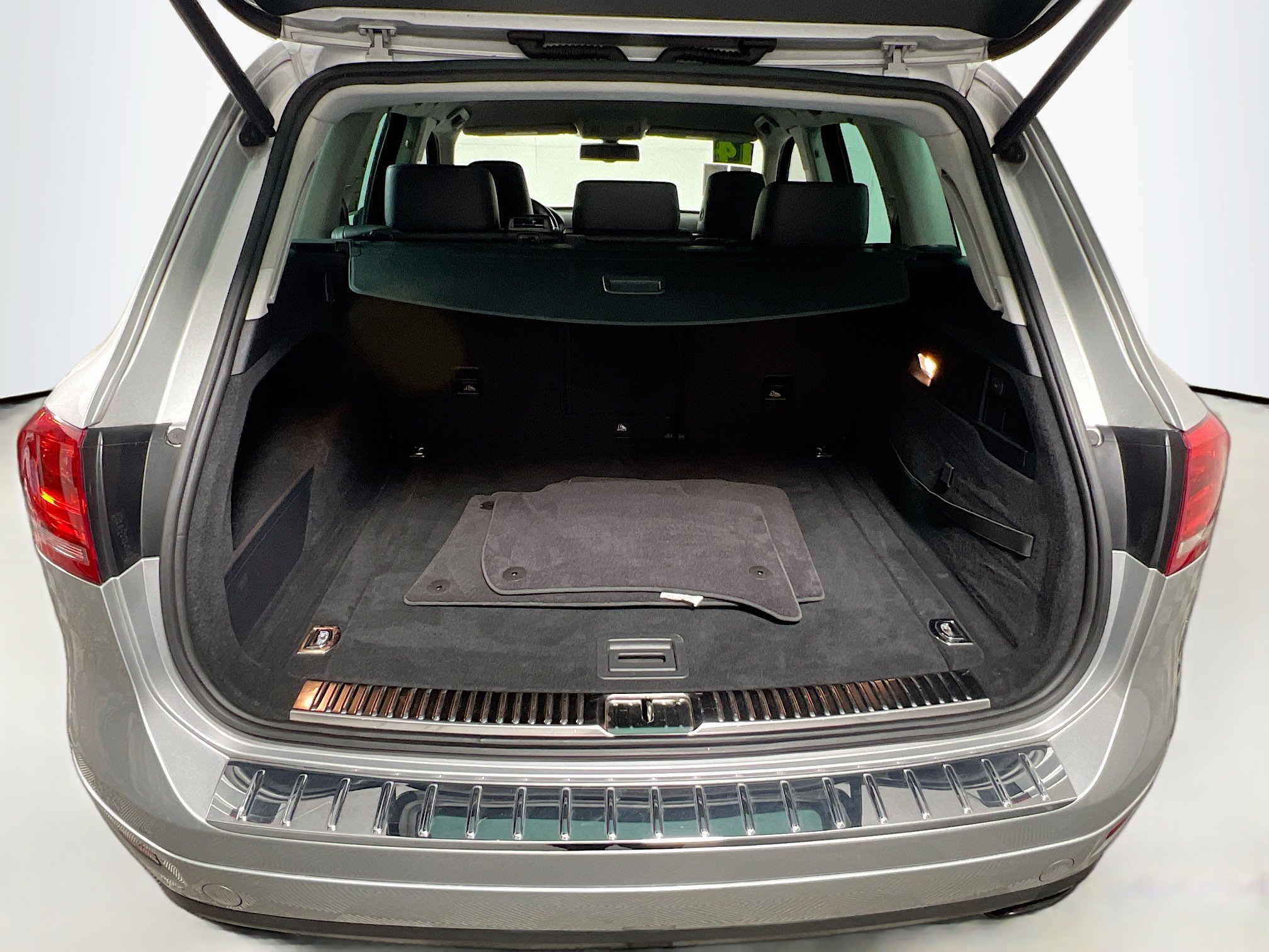 Used 2014 Volkswagen Touareg Sport image 34