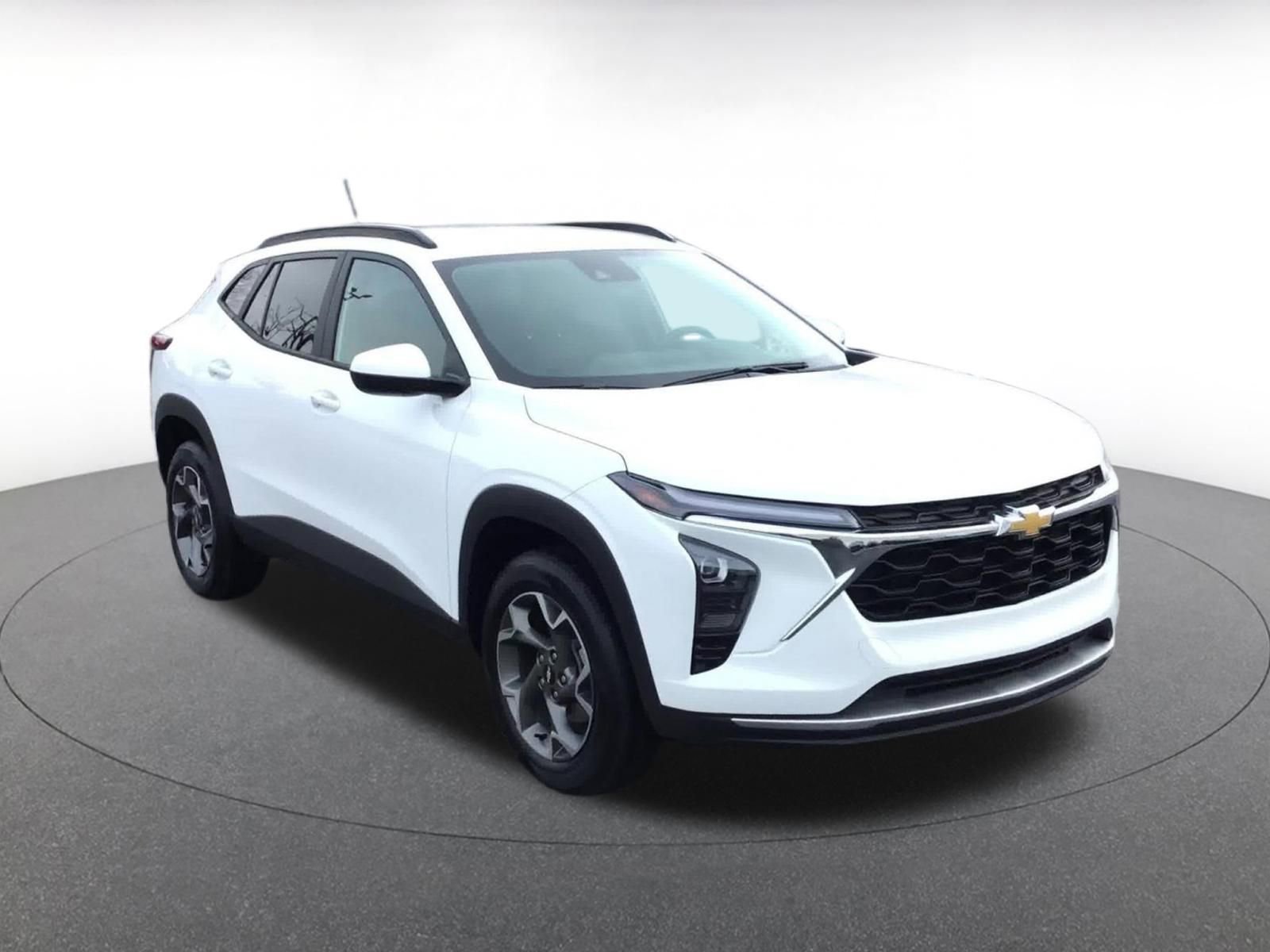 Used 2025 Chevrolet Trax LT w/ LT Convenience Package image 3