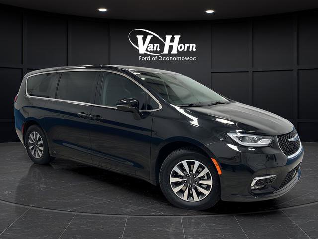 Used 2022 Chrysler Pacifica Touring-L FWD image 1