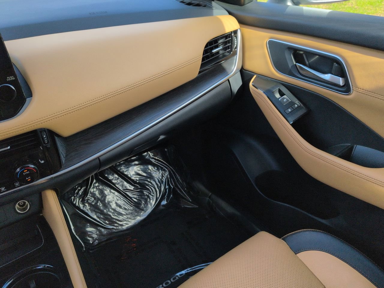 Used 2023 Nissan Rogue Platinum w/ Platinum Premium Package FWD image 16