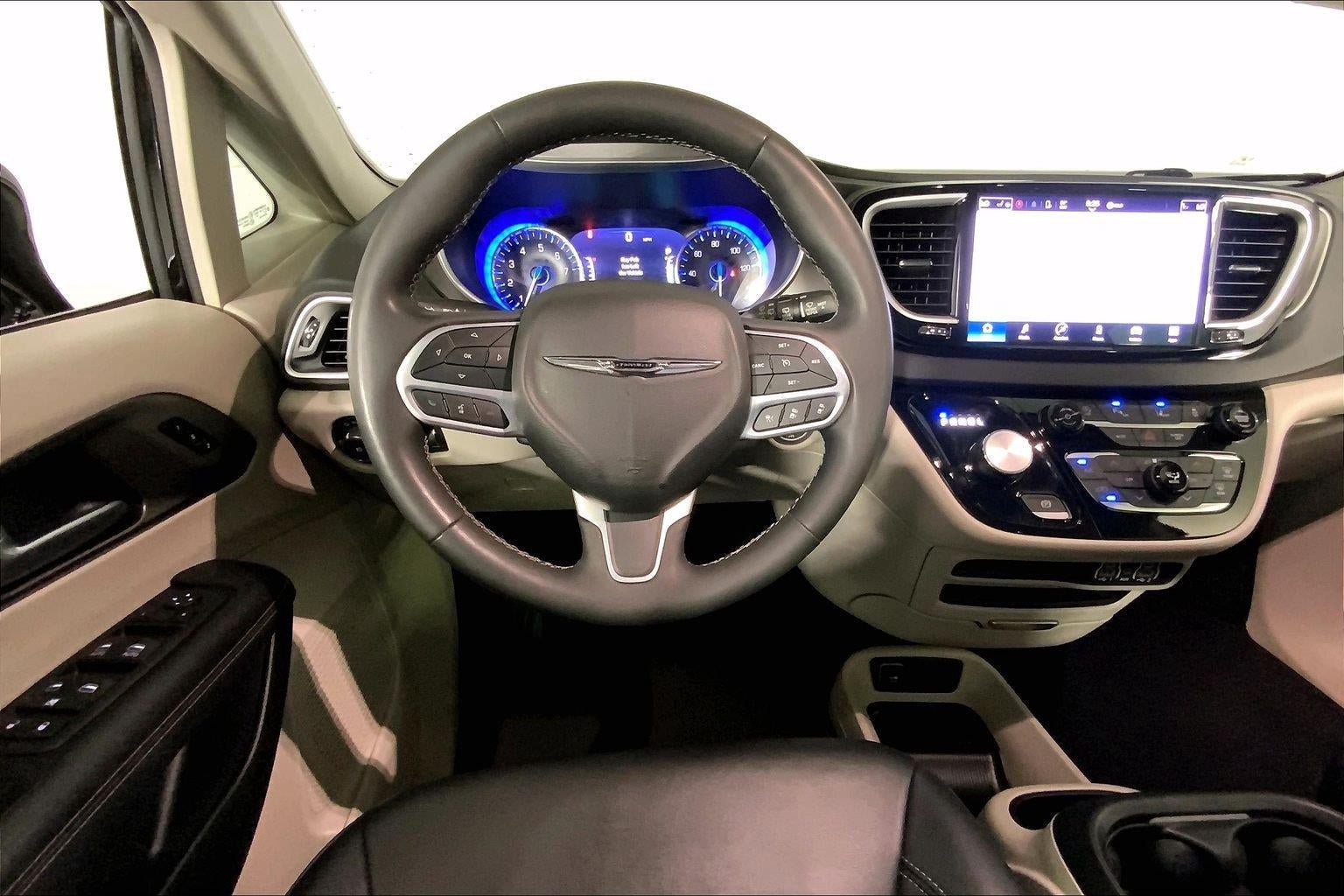Used 2024 Chrysler Pacifica Touring-L FWD image 5