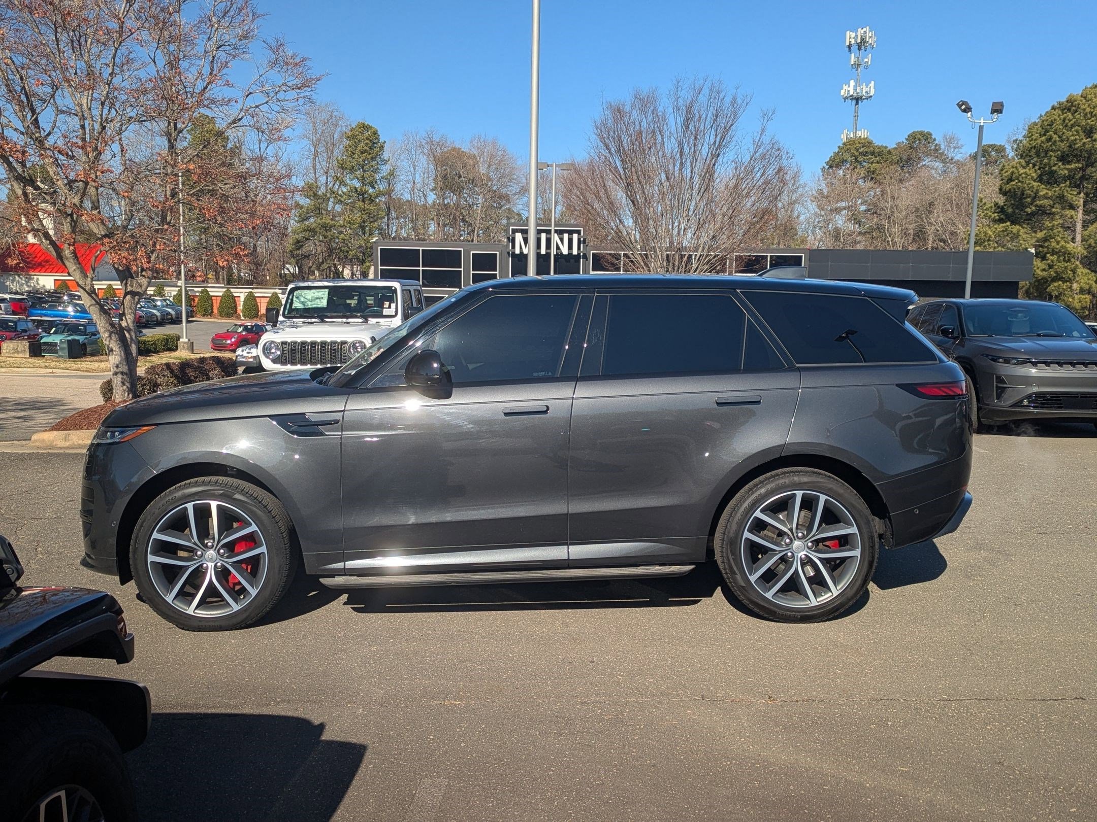 Used 2023 Land Rover Range Rover Sport SE Dynamic image 8