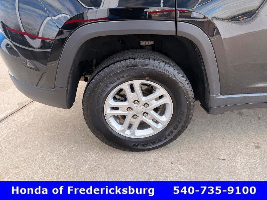 Used 2023 Jeep Grand Cherokee Laredo image 12