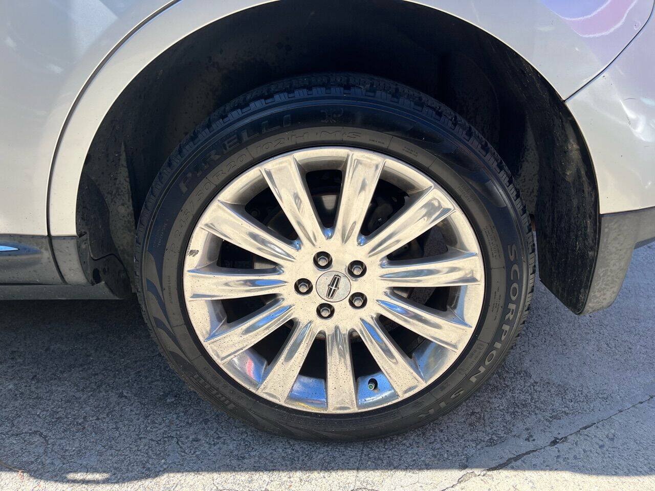 Used 2013 Lincoln MKX FWD image 9