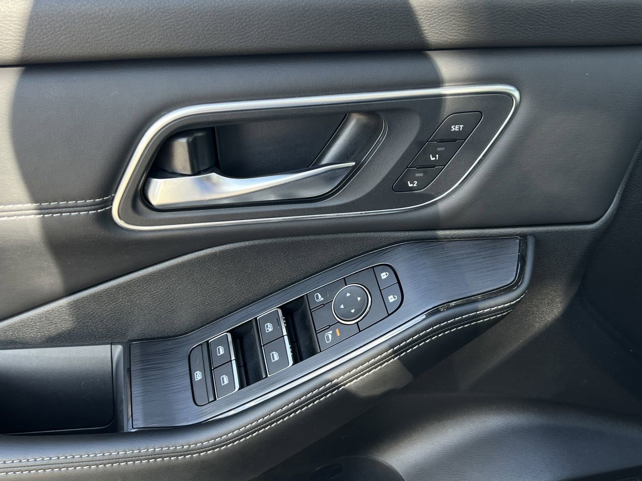 Certified 2025 Nissan Rogue Platinum image 23