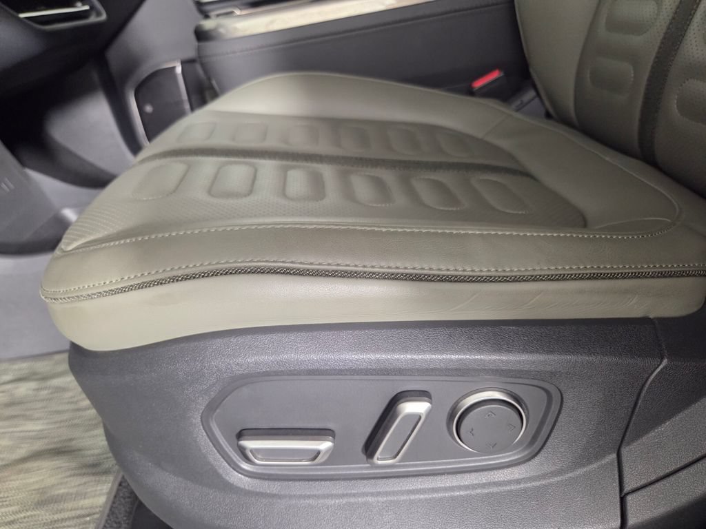 Used 2024 Rivian R1S Adventure AWD/4WD image 11