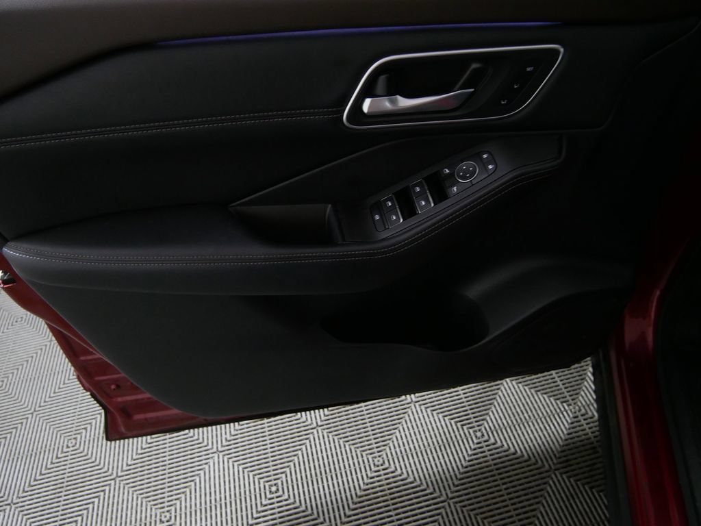 Used 2023 Nissan Rogue Platinum AWD/4WD image 16