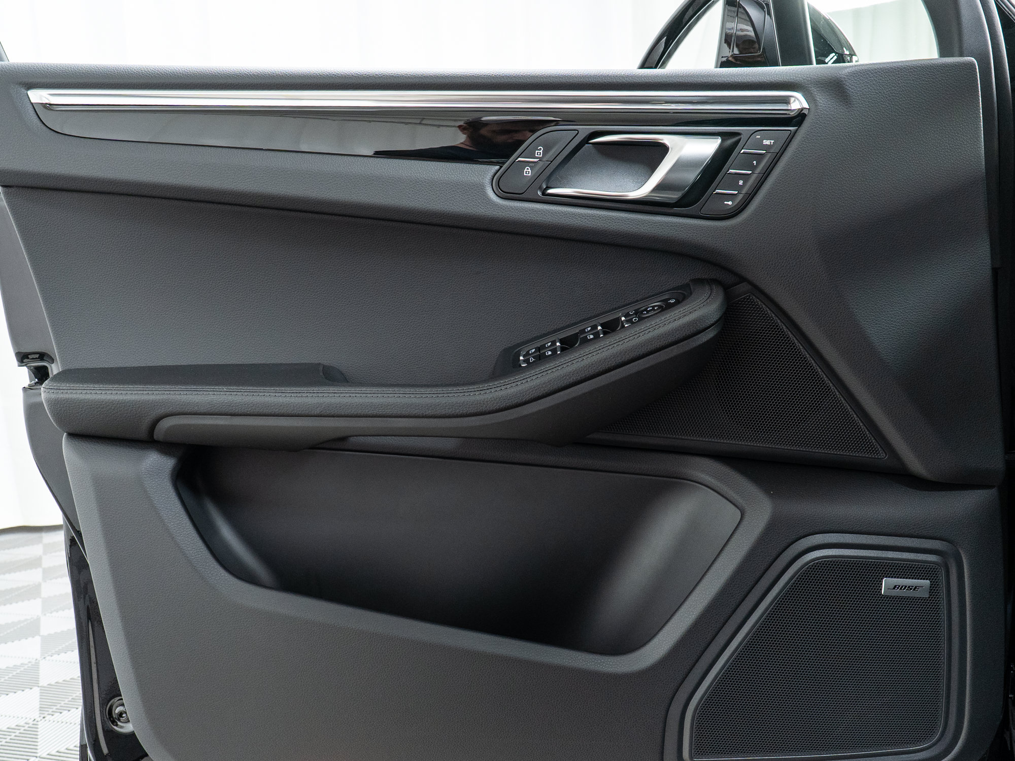 Certified 2025 Porsche Macan AWD/4WD image 14