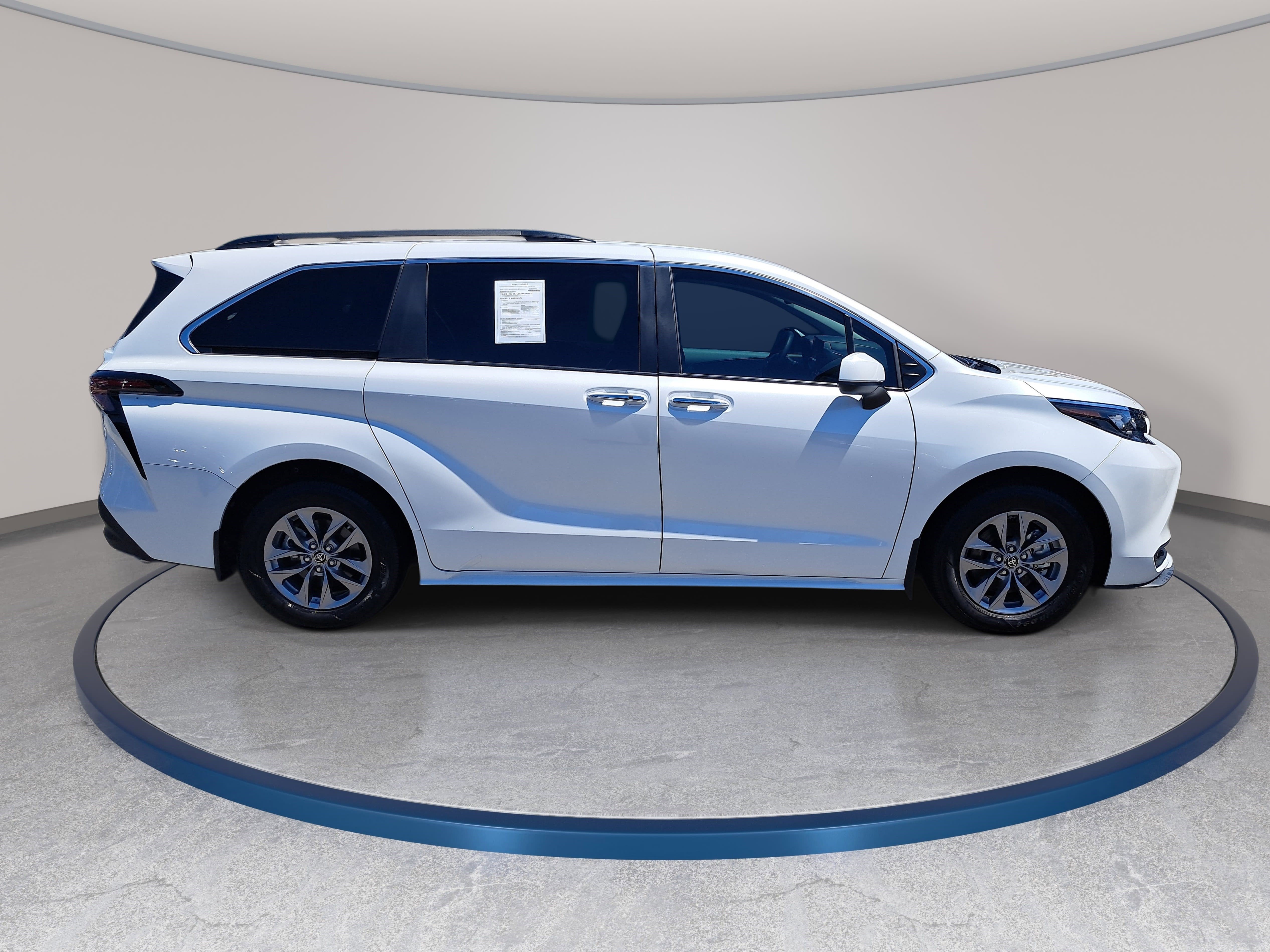 Used 2025 Toyota Sienna XLE FWD image 4