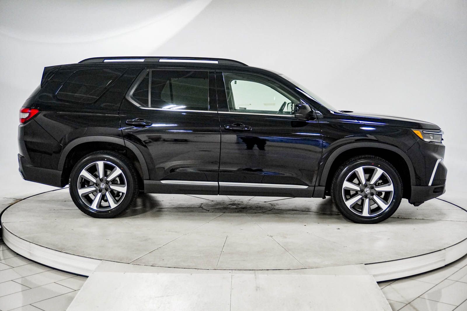 Used 2023 Honda Pilot Touring image 11