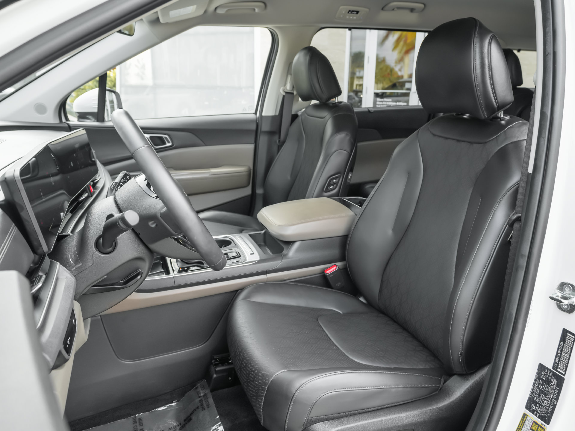 Used 2026 Kia Carnival EX FWD image 3