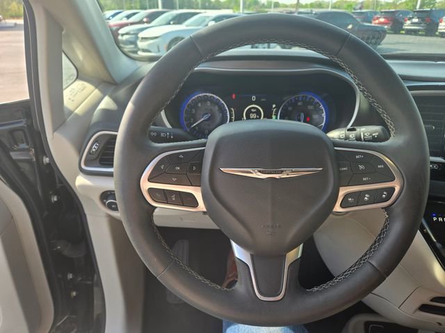 Used 2023 Chrysler Pacifica Touring-L image 16